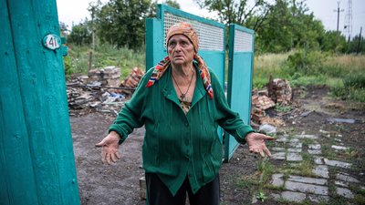 Спалені дерева, діра в стелі, відпочинок військових між боями. Тиждень війни у фото