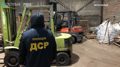 Поліція показала затримання чорних лісорубів з Рівненщини у «Пущі Водиці» Поліція показала затримання чорних лісорубів з Рівненщини у «Пущі Водиці»