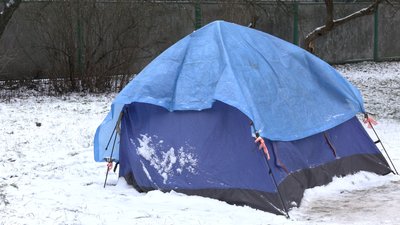 У Чернігові жінка в -10 живе в наметі на вулиці У Чернігові жінка в -10 живе в наметі на вулиці