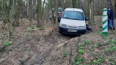 На Житомирщині у річці селища знайшли іномарку, яку викрали кілька днів тому у житомирянина На Житомирщині у річці селища знайшли іномарку, яку викрали кілька днів тому у житомирянина