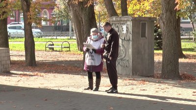 Волонтерка опитує громадянина щодо 5 питань від президента Волонтерка опитує громадянина щодо 5 питань від президента