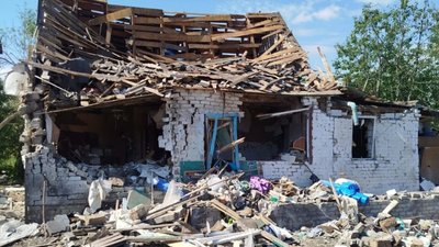 Зруйнований будинок у селі Піски-Радьківські