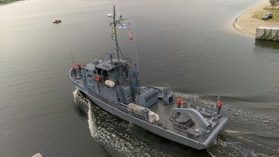 У Миколаєві розвели мости: з акваторії заводу вийшов рейдовий тральщик "Генічеськ" У Миколаєві розвели мости: з акваторії заводу вийшов рейдовий тральщик "Генічеськ"