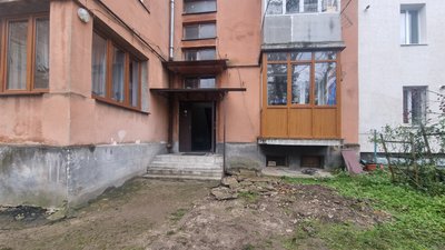 Під'їзд будинку, вулиця Івана Мирона, 1А, Івано-Франківськ Під'їзд будинку, вулиця Івана Мирона, 1А, Івано-Франківськ