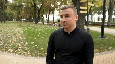 Бігає кожного дня і за будь-якої погоди: як чернігівець за 90 днів зібрав понад 100 тисяч гривень для ЗСУ Бігає кожного дня і за будь-якої погоди: як чернігівець за 90 днів зібрав понад 100 тисяч гривень для ЗСУ