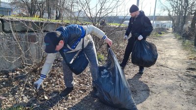 70 пакетів сміття за 4 години. Рибалки прибирали на набережній Інгул у Кропивницькому 70 пакетів сміття за 4 години. Рибалки прибирали на набережній Інгул у Кропивницькому