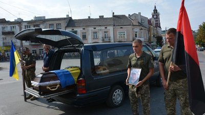 На Тернопільщині в останню дорогу провели військового Ігоря Братковського