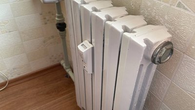 Батарея з регулятором у квартирі Батарея з регулятором у квартирі