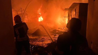 Працівники ДСНС ліквідовують пожежу на одному з ринків у Хмельницькому