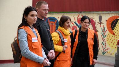 Фахівці з Луцька, які допомагають людям, що зазнали домашнього насильства, отримали авто від ООН Фахівці з Луцька, які допомагають людям, що зазнали домашнього насильства, отримали авто від ООН
