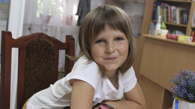 Рахує в умі — допомагає ЗСУ. На Рівненщині 7-річна переселенка знайшла свій спосіб волонтерити