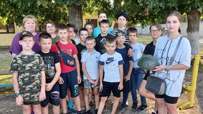 Каска для бійця, гроші на яку допомагали збирати діти, приїхала до Валок на Харківщині Каска для бійця, гроші на яку допомагали збирати діти, приїхала до Валок на Харківщині