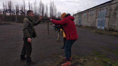 Поводження зі зброєю і тактична медицина: для закарпатців провели військовий вишкіл Поводження зі зброєю і тактична медицина: для закарпатців провели військовий вишкіл