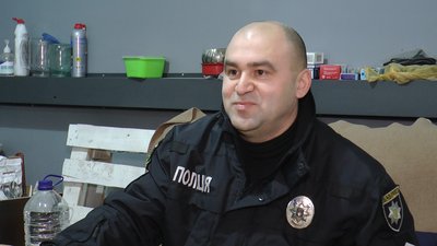Поліцейський хлібопічка пече хліб прифронтове Курахове Донецька область Поліцейський хлібопічка пече хліб прифронтове Курахове Донецька область