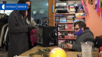 У Чернігові волонтери на 3-D принтері друкують захисні екрани для медиків