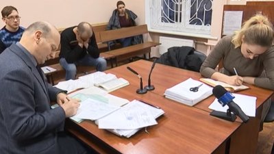 У сумському суді розпочали слухати справу про викрадення прапора з могили Героя України