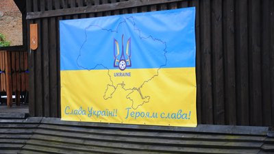 Підтримали збірну: у Луцькому замку вивісили банер з символікою УАФ