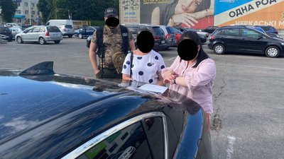 Підозрюють у привласненні понад мільйона гривень: у Черкасах затримали місцеву жительку Підозрюють у привласненні понад мільйона гривень: у Черкасах затримали місцеву жительку