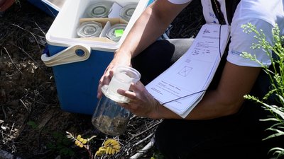 Беруть проби ґрунту Беруть проби ґрунту