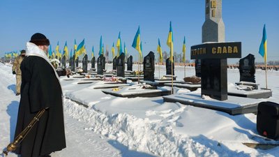 На Алеї слави у Харкові вшанували пам'ять захисників Донецького аеропорту На Алеї слави у Харкові вшанували пам'ять захисників Донецького аеропорту