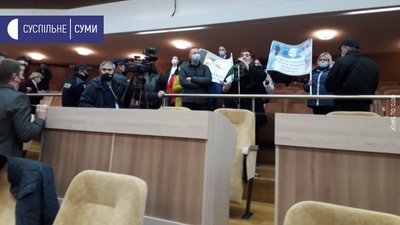 Працівники Сумської лікарні №5 мітингували біля міської ради Працівники Сумської лікарні №5 мітингували біля міської ради