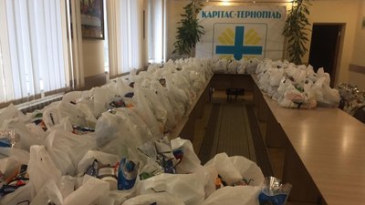 У тернопільському "Карітасі" роздавали подарунки дітям