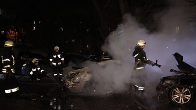 Дніпровські рятувальники у центрі міста загасили три палаючі автомобілі