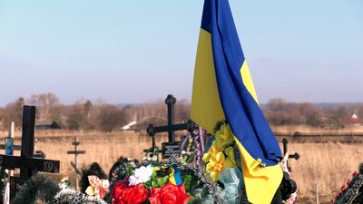 "Ця людина врятувала моє життя". У Глухові на Сумщині попрощалися з військовим Анатолієм Заярним