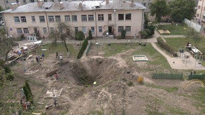 “Не думали, що в наш садочок прилетіло”. У Львові ліквідовують наслідки ракетного удару “Не думали, що в наш садочок прилетіло”. У Львові ліквідовують наслідки ракетного удару