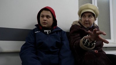 Парамедики евакуювали жителя Бахмута та його родину. Чоловік отримав поранення під час обстрілу армії РФ Парамедики евакуювали жителя Бахмута та його родину. Чоловік отримав поранення під час обстрілу армії РФ