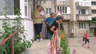 Не встигли зрізати: екологи пояснили чому верба у Луцьку завалилася на дитячий майданчик Не встигли зрізати: екологи пояснили чому верба у Луцьку завалилася на дитячий майданчик