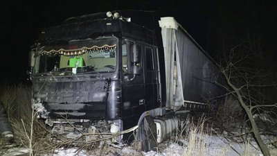 На Чернігівщині зіткнулись фура та легковик: є загиблий та травмований На Чернігівщині зіткнулись фура та легковик: є загиблий та травмований