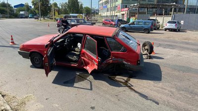 Вирвало задній міст і ліве колесо: у Чернігові зіштовхнулись ВАЗ-2109 та «Peugeot»