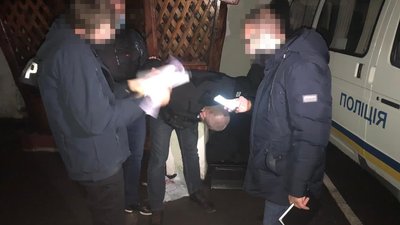 У Вінниці на хабарі викрили поліцейських У Вінниці на хабарі викрили поліцейських