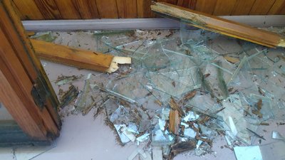 Зруйновані балкони, вибите скло та тріщини на стелях. Хто і коли усуватиме наслідки авіаудару в кропивницькому будинку Зруйновані балкони, вибите скло та тріщини на стелях. Хто і коли усуватиме наслідки авіаудару в кропивницькому будинку