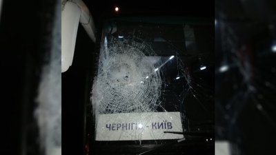 Їхали з поліцейськими: двом автобусам «Автолюкса», що їхали до Чернігова, побили лобове скло