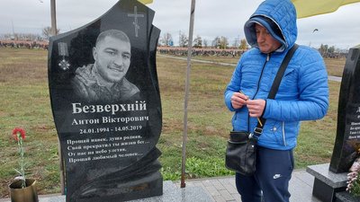На алеї Слави у Харкові вшанували загиблих захисників України На алеї Слави у Харкові вшанували загиблих захисників України