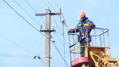 Ліквідація наслідків обстрілів: енергетики відновили електропостачання майже тисячі абонентам у Пологівському районі