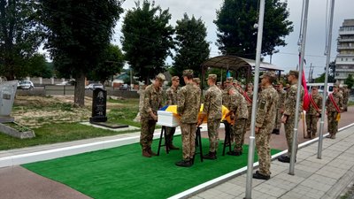 У Житомирі попрощалися з десантниками, які загинули у боях на Херсонщині У Житомирі попрощалися з десантниками, які загинули у боях на Херсонщині