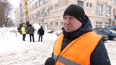 Бурульки під три метри: хто їх збиває у Рівному та хто повинен це робити Бурульки під три метри: хто їх збиває у Рівному та хто повинен це робити
