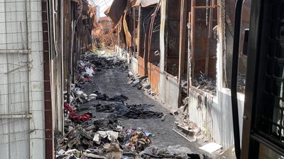 У Херсоні комунальники розпочали демонтаж завалів на згарищі ринку "Кристал" У Херсоні комунальники розпочали демонтаж завалів на згарищі ринку "Кристал"