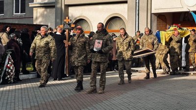 У Мукачеві попрощалися із загиблим на війні закарпатцем Валентином Білаком У Мукачеві попрощалися із загиблим на війні закарпатцем Валентином Білаком