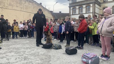 Близько 100 учнів Ужгородської школи №4 познайомилися з професією інспектора-кінолога Близько 100 учнів Ужгородської школи №4 познайомилися з професією інспектора-кінолога