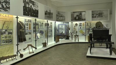 Експозиція зі світлинами учасників бою під Крутами у краєзнавчому музеї Полтави Експозиція зі світлинами учасників бою під Крутами у краєзнавчому музеї Полтави