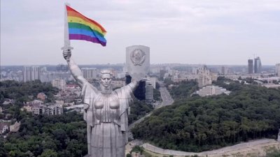 Монумент Батьківщина-мати "прикрасили" ЛГБТ-прапором. СУСПІЛЬНЕ | ВІДЕОНОВИНИ