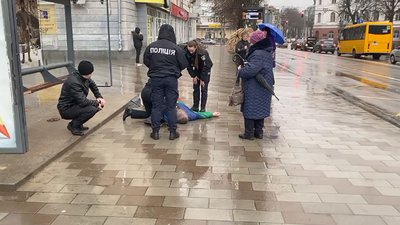 На зупинці у Житомирі помер чоловік: що відомо На зупинці у Житомирі помер чоловік: що відомо