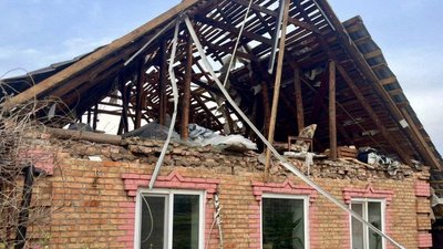 Поранено жінку, здійнялася пожежа, побито будинки та інфраструктуру: РФ понад 20 разів атакувала Дніпропетровщину