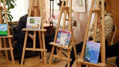 Учасники арттерапії у Хмельницькому забрали картини з собою Учасники арттерапії у Хмельницькому забрали картини з собою