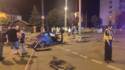 У Львові на перехресті зіткнулися два авто: троє людей у лікарні