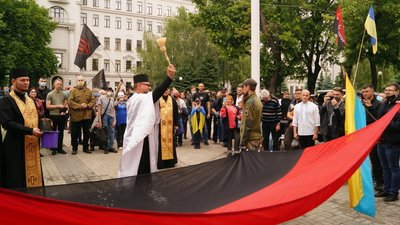 Як у Дніпрі встановлювали червоно-чорний прапор біля ОДА (фоторепортаж) Як у Дніпрі встановлювали червоно-чорний прапор біля ОДА (фоторепортаж)